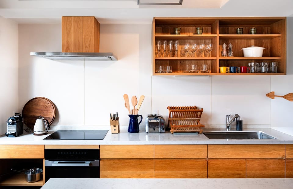Coffee/tea facilities, oven, toaster, kitchen