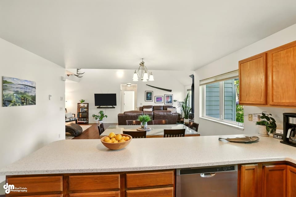 Coastal Place - BEST location in Downtown! House in Anchorage