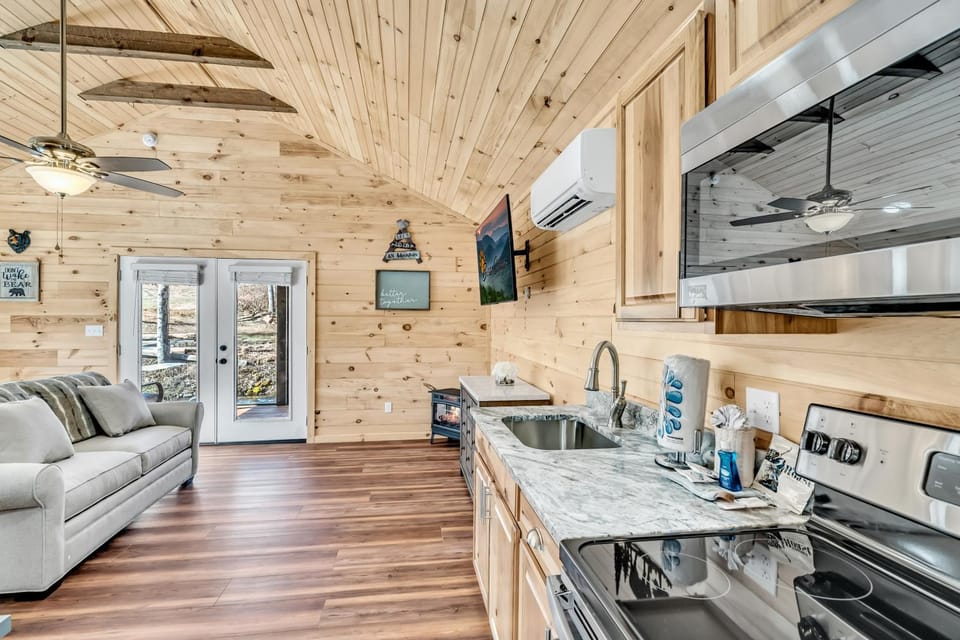 The Chalet At Greenbriar Creek - Pickleball Court, Creek, WIFI, Mountain Views, Starting at 79" House in Cosby