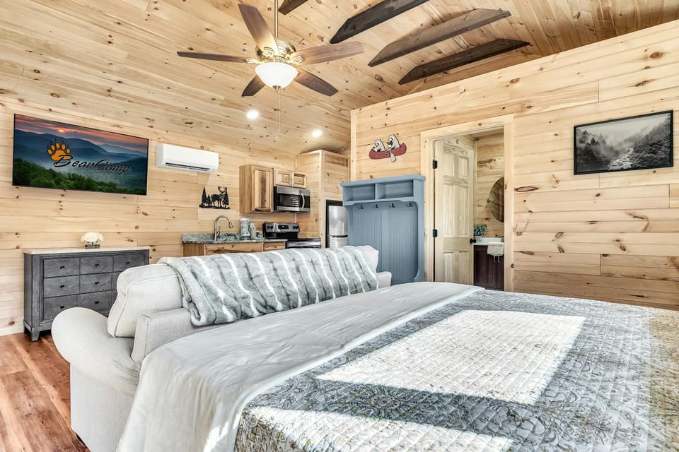 The Cottage At Greenbriar Creek - Pickleball Court, Creek, WIFI, Mountain Views, Starting at 79" House in Cosby