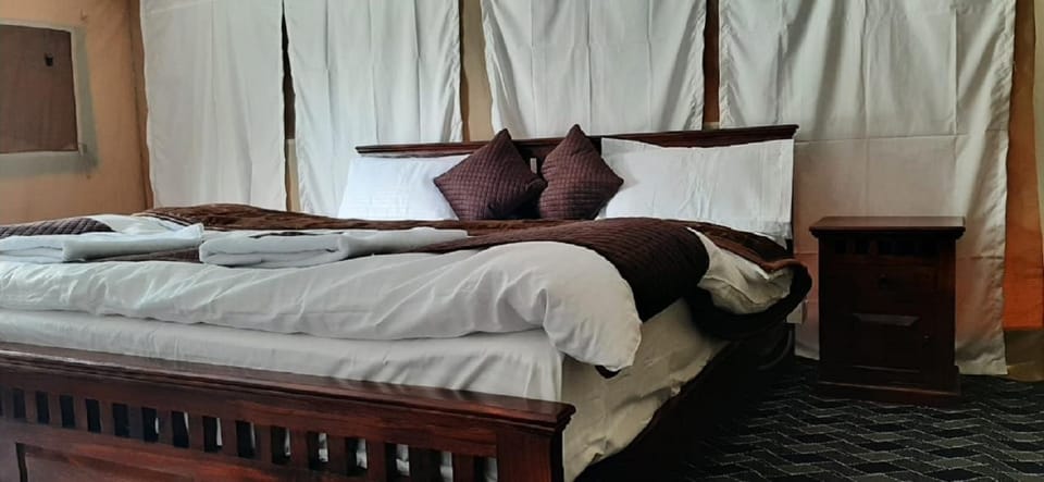 Bed, Bedroom, towels