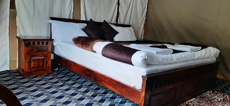 Bed, Bedroom, towels
