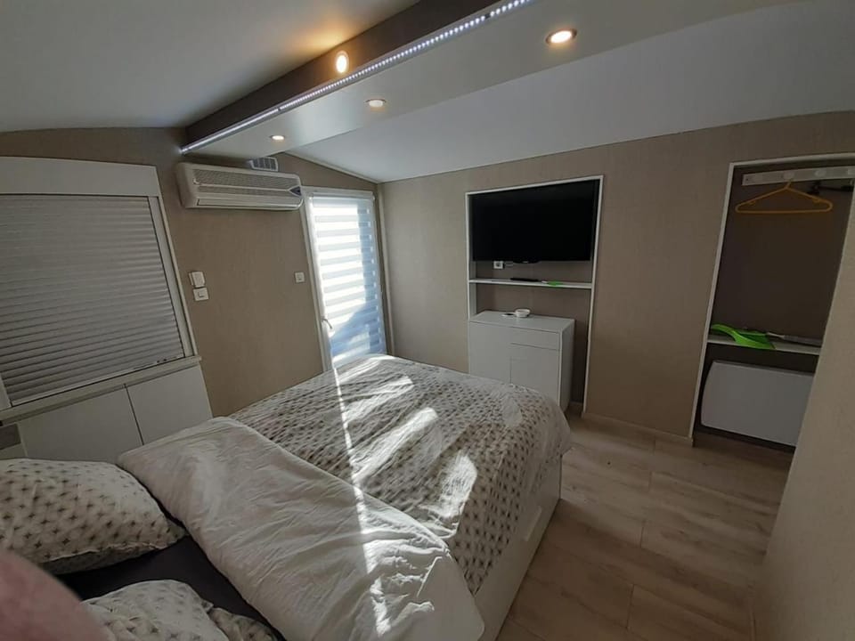 Bed, TV and multimedia, Photo of the whole room, Bedroom