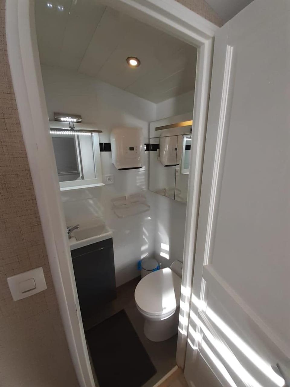 Toilet, towels