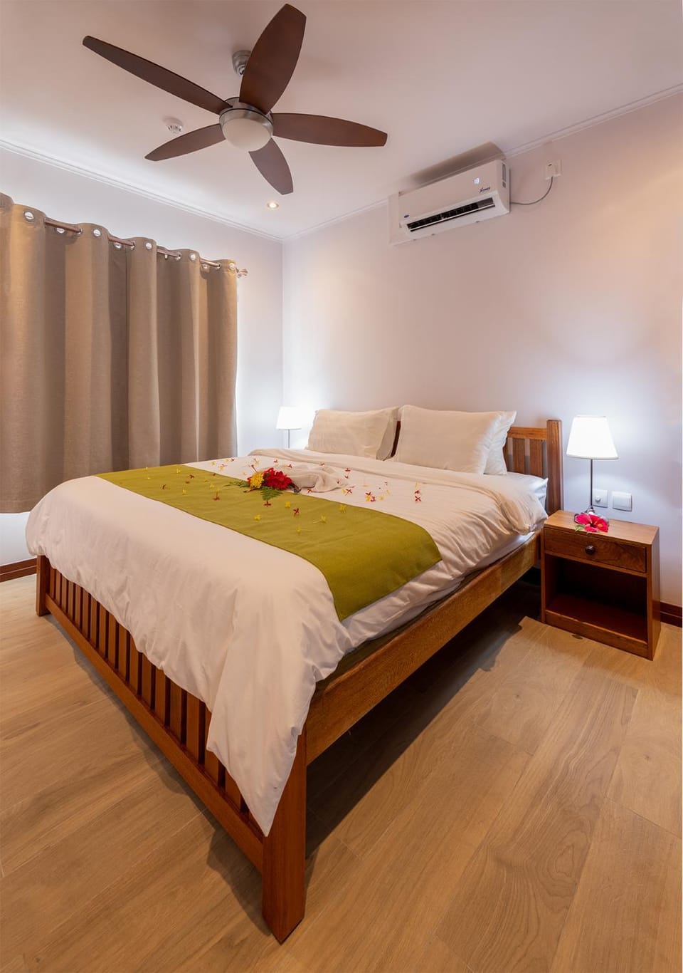 Bed, Photo of the whole room, Bedroom, fireplace, air conditioner