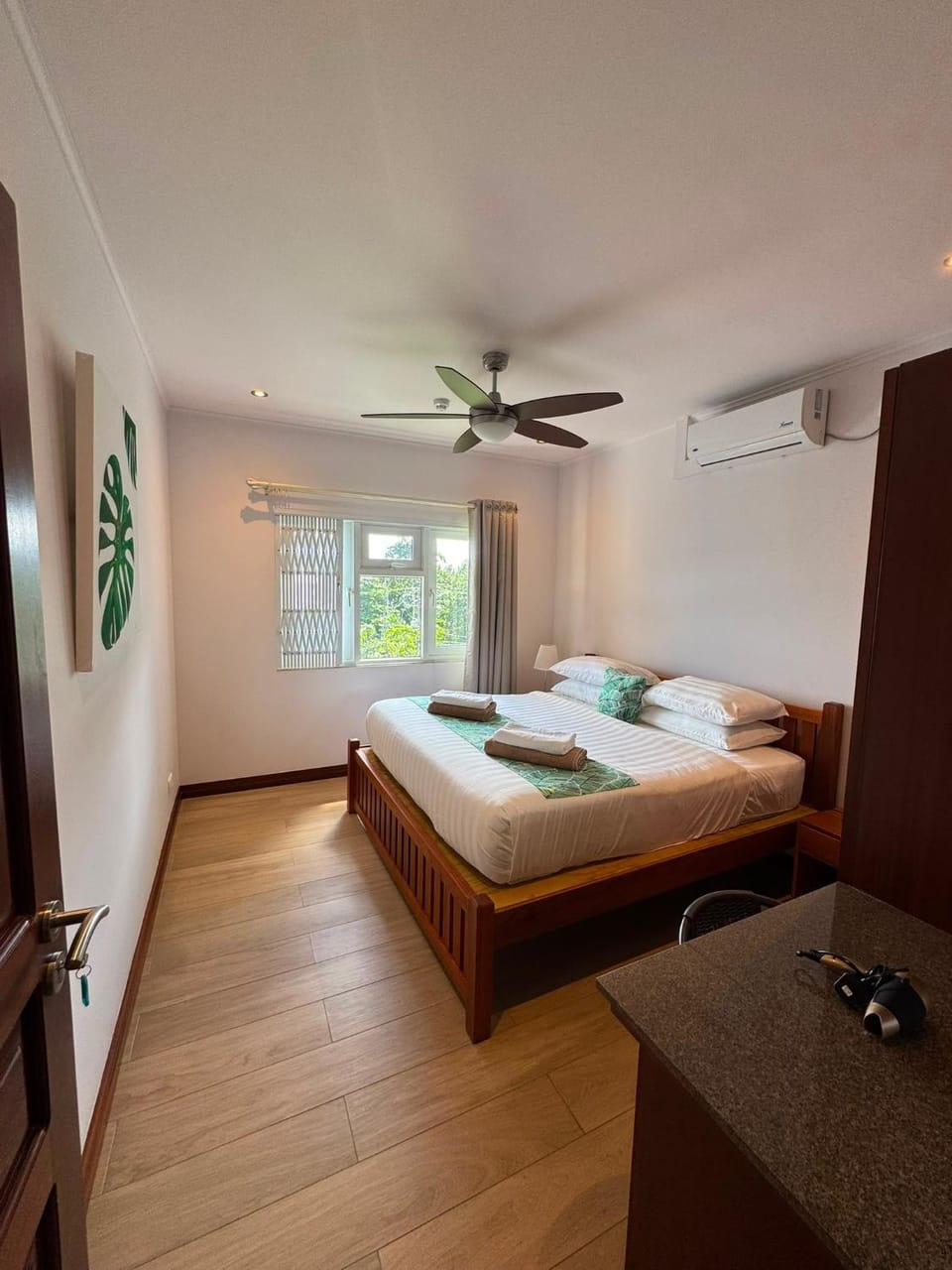 Bed, TV and multimedia, Photo of the whole room, Beach, Bedroom, towels, wardrobe, air conditioner