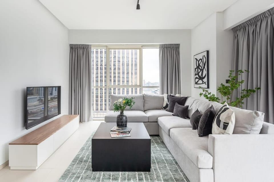 Frank Porter - West Avenue Apartment in Dubai