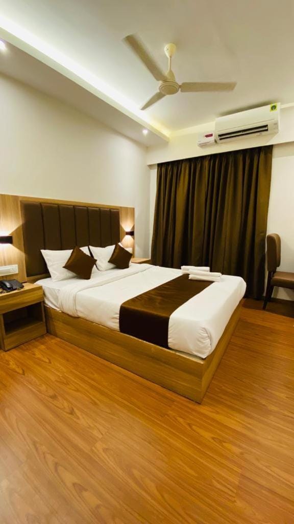 Bedroom, fireplace, air conditioner