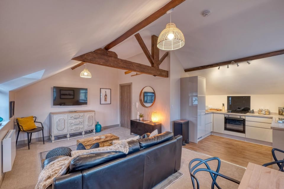 TV and multimedia, Kitchen or kitchenette, Living room, Seating area, Dining area