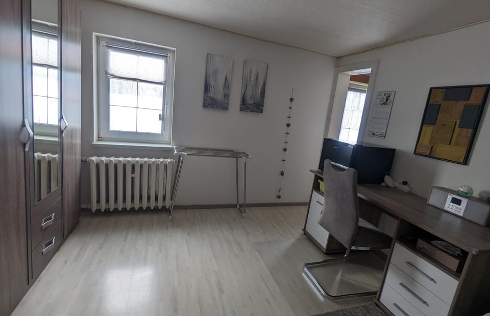 Photo of the whole room, internet