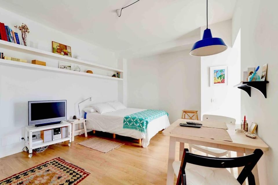 Bed, TV and multimedia, Dining area, Bedroom