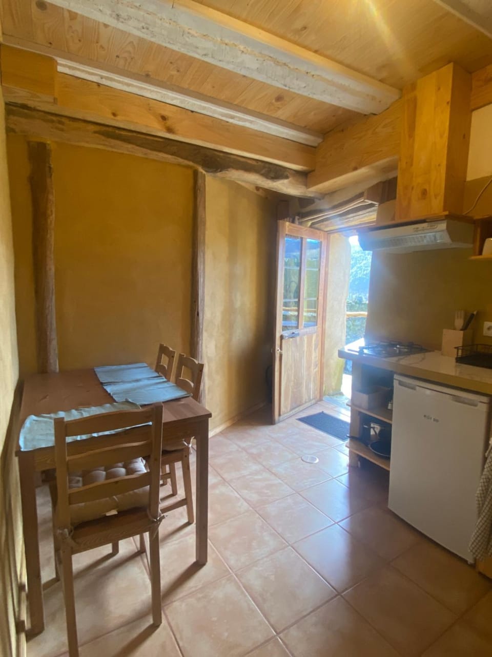 Kitchen or kitchenette, Dining area