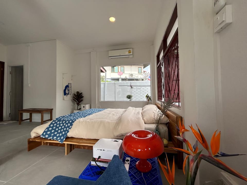 Bed, Living room, Photo of the whole room, Seating area, Bedroom, air conditioner