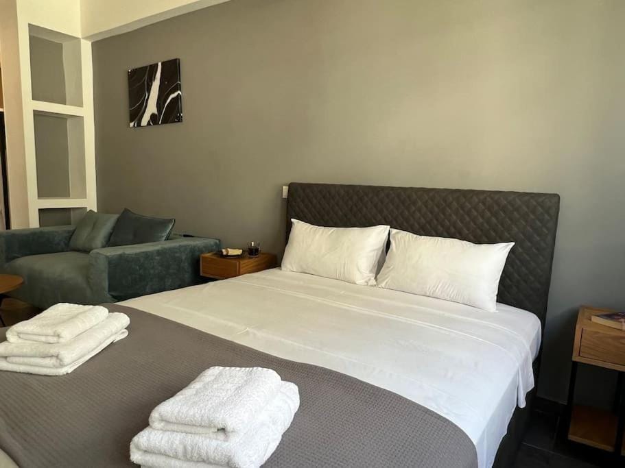 Bed, Bedroom, towels