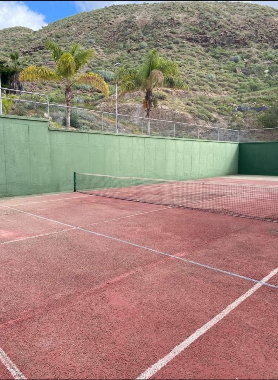 Day, Tennis court
