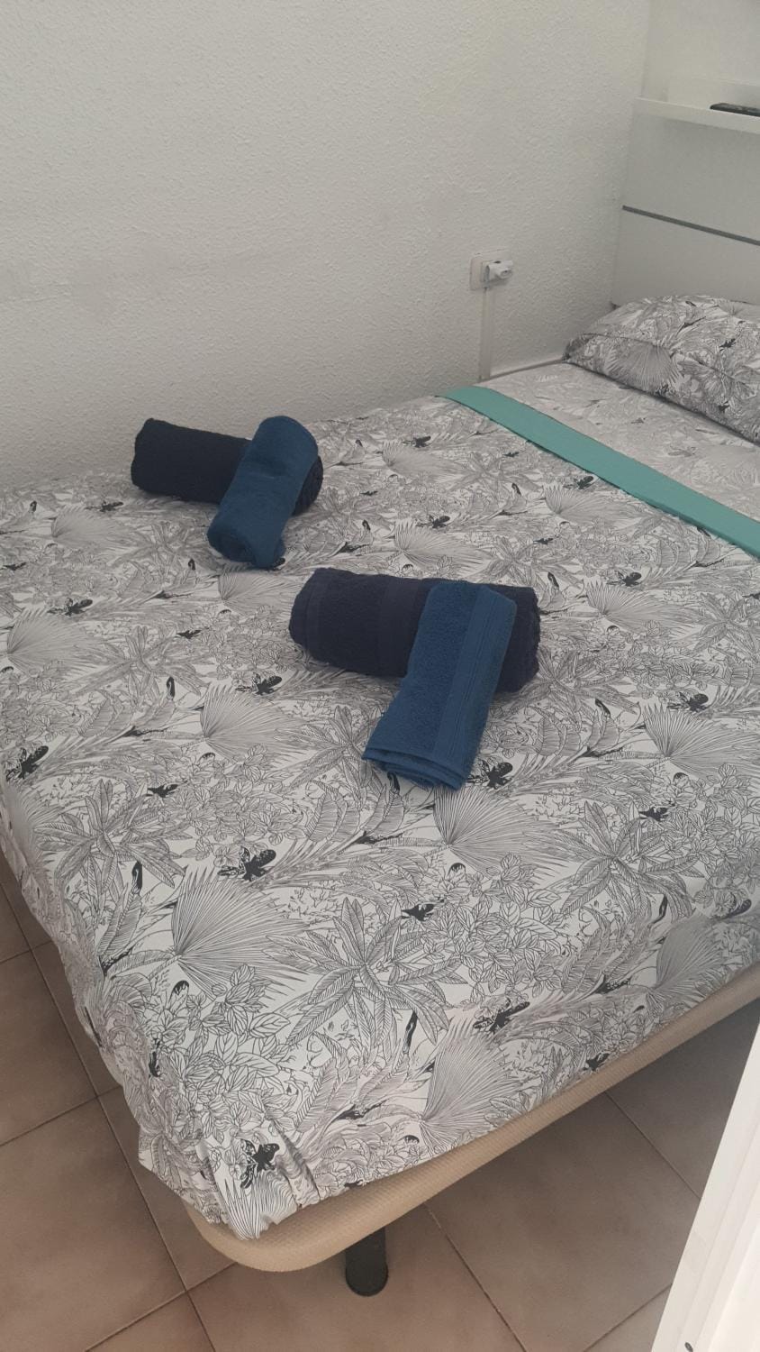 Bed, Bedroom, towels