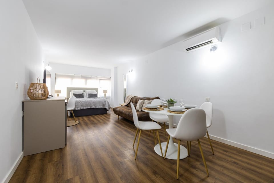 Bed, Photo of the whole room, Dining area