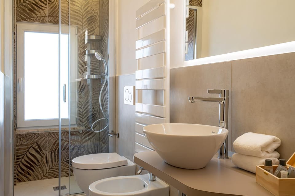 Shower, Toilet, Bathroom, bidet, towels