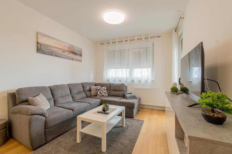 TV and multimedia, Living room, Decorative detail, Seating area