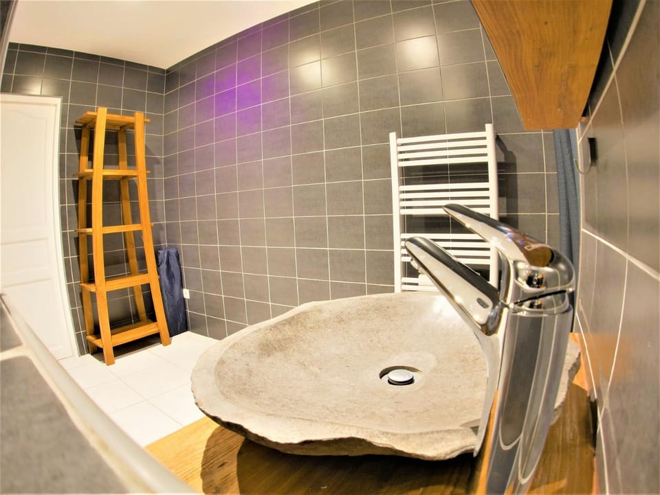 Bathroom, cot, towels, washing machine