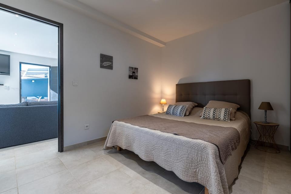 Photo of the whole room, Bedroom