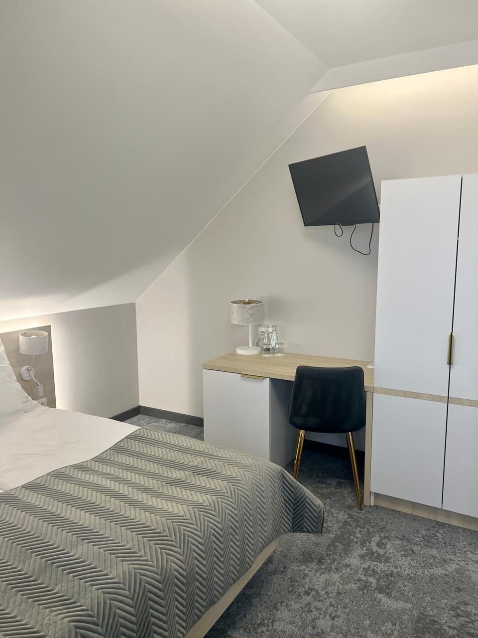 Bed, TV and multimedia, Photo of the whole room, Bedroom, hair dresser, wardrobe