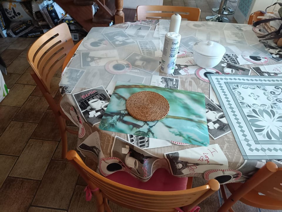 Restaurant/places to eat, Seating area