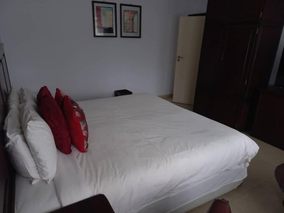 Shower, Bed, TV and multimedia, Coffee/tea facilities, Seating area, Bedroom, Family, internet, locker, safe, towels, wardrobe, air conditioner