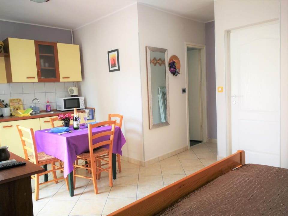 Kitchen or kitchenette, Dining area