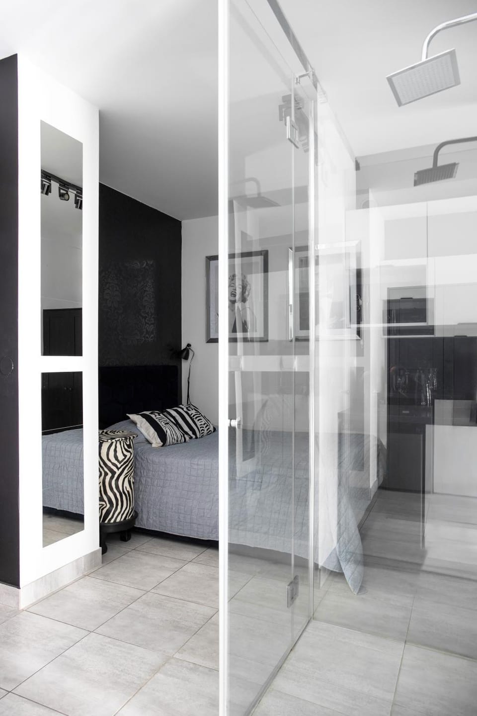 Nowoczesny apartament GLAMOUR Łódź z prysznicem pośrodku Apartment in Masovian Voivodeship