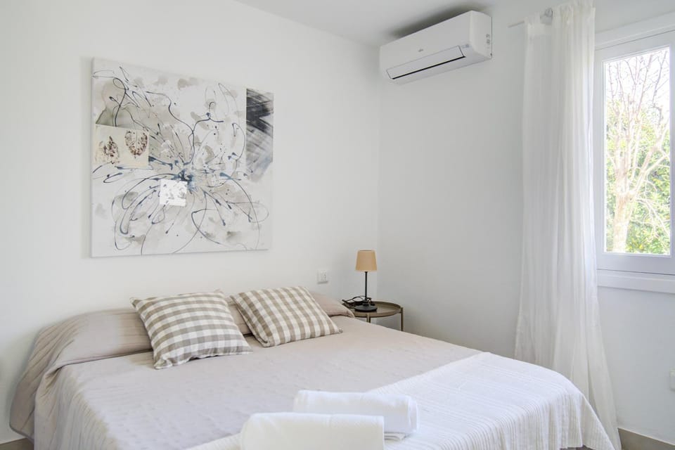 Bed, Bedroom, air conditioner