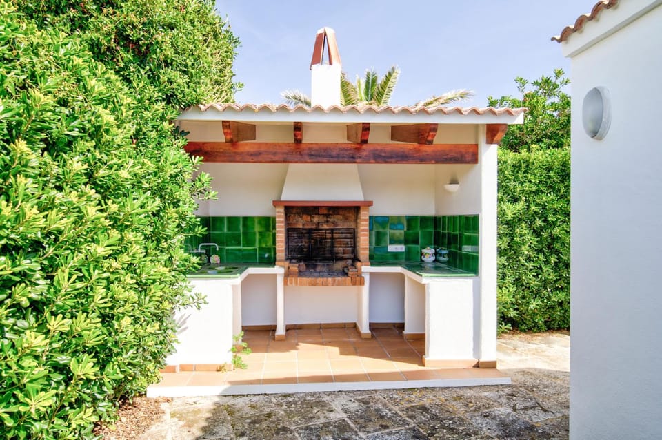 Property building, Patio, Off site, Day, Summer, BBQ facilities, Garden