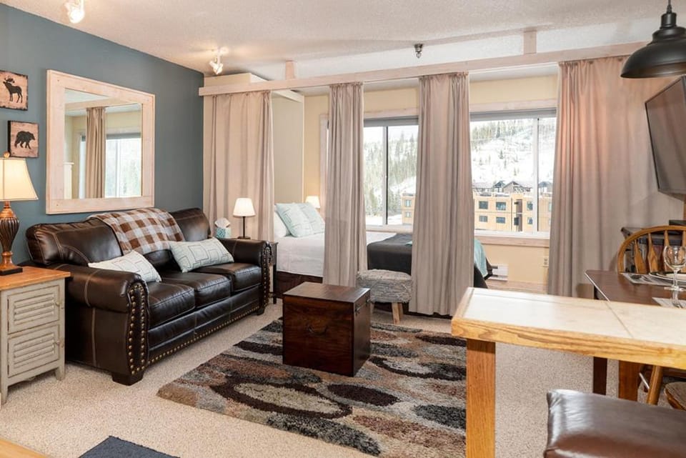 Bed, Day, View (from property/room), Living room, Seating area, Dining area, Bedroom, Mountain view, furniture, towels