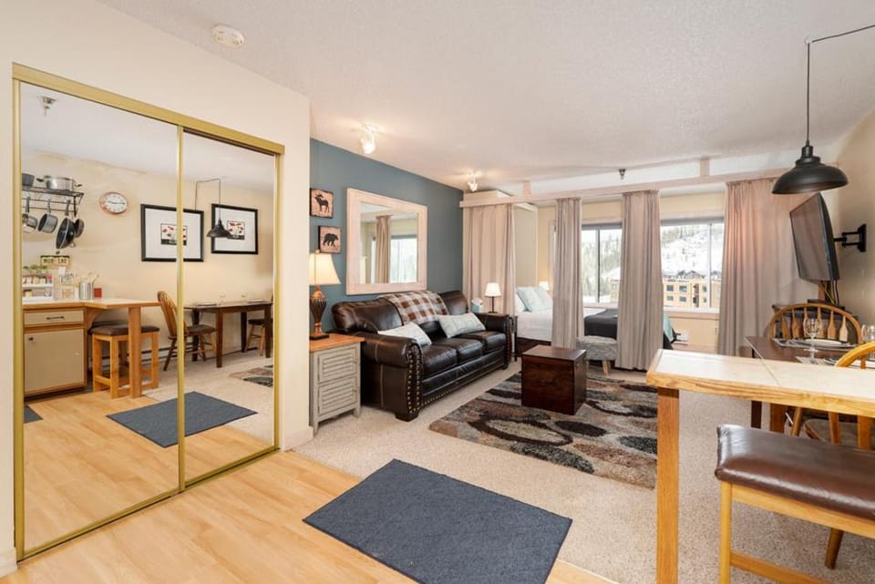 Day, TV and multimedia, Balcony/Terrace, Living room, Seating area, Dining area, Bedroom, Mountain view, furniture, wardrobe