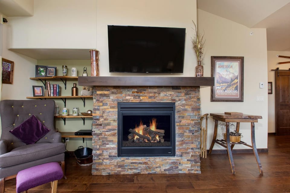 TV and multimedia, Living room, Seating area, fireplace, furniture