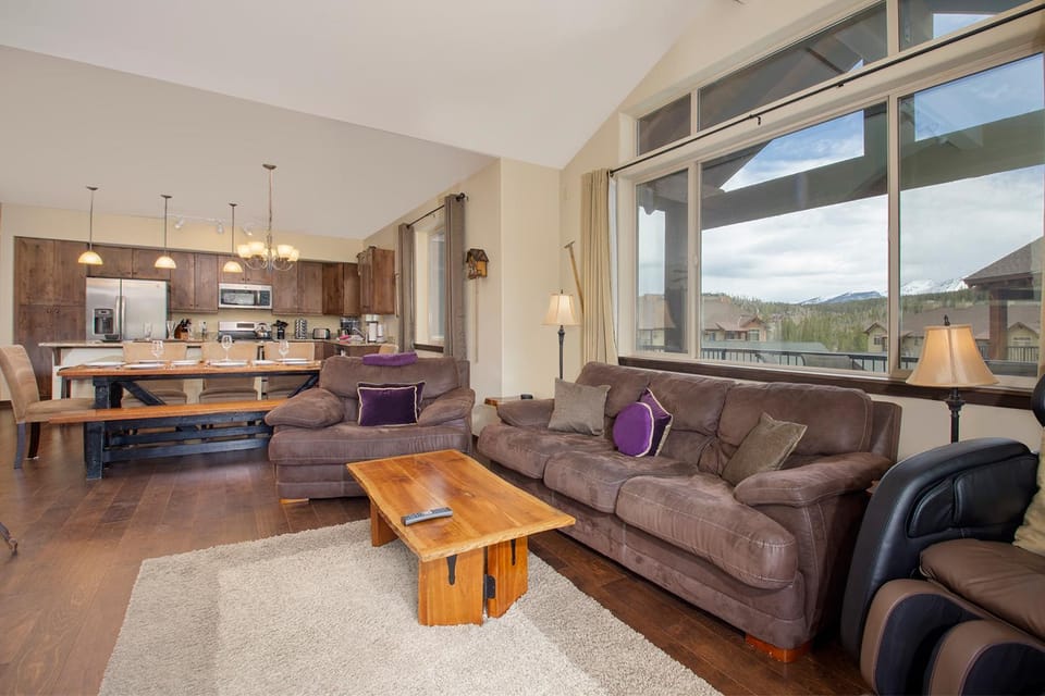 Day, View (from property/room), Kitchen or kitchenette, Living room, Seating area, Dining area, Mountain view, furniture