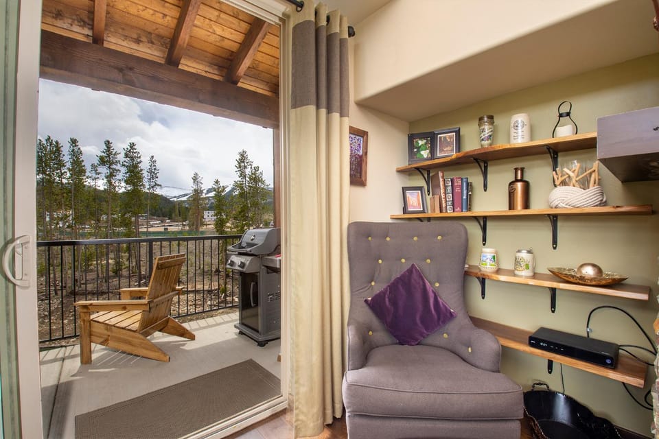 Day, BBQ facilities, Balcony/Terrace, Living room, Seating area, Mountain view, furniture