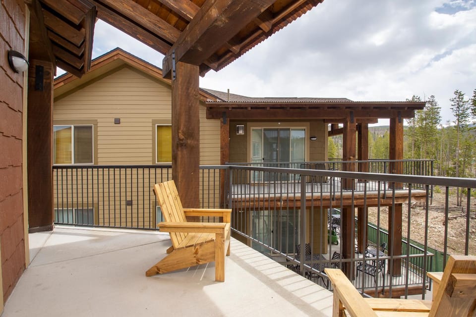 Property building, Day, Natural landscape, Balcony/Terrace, Seating area, furniture