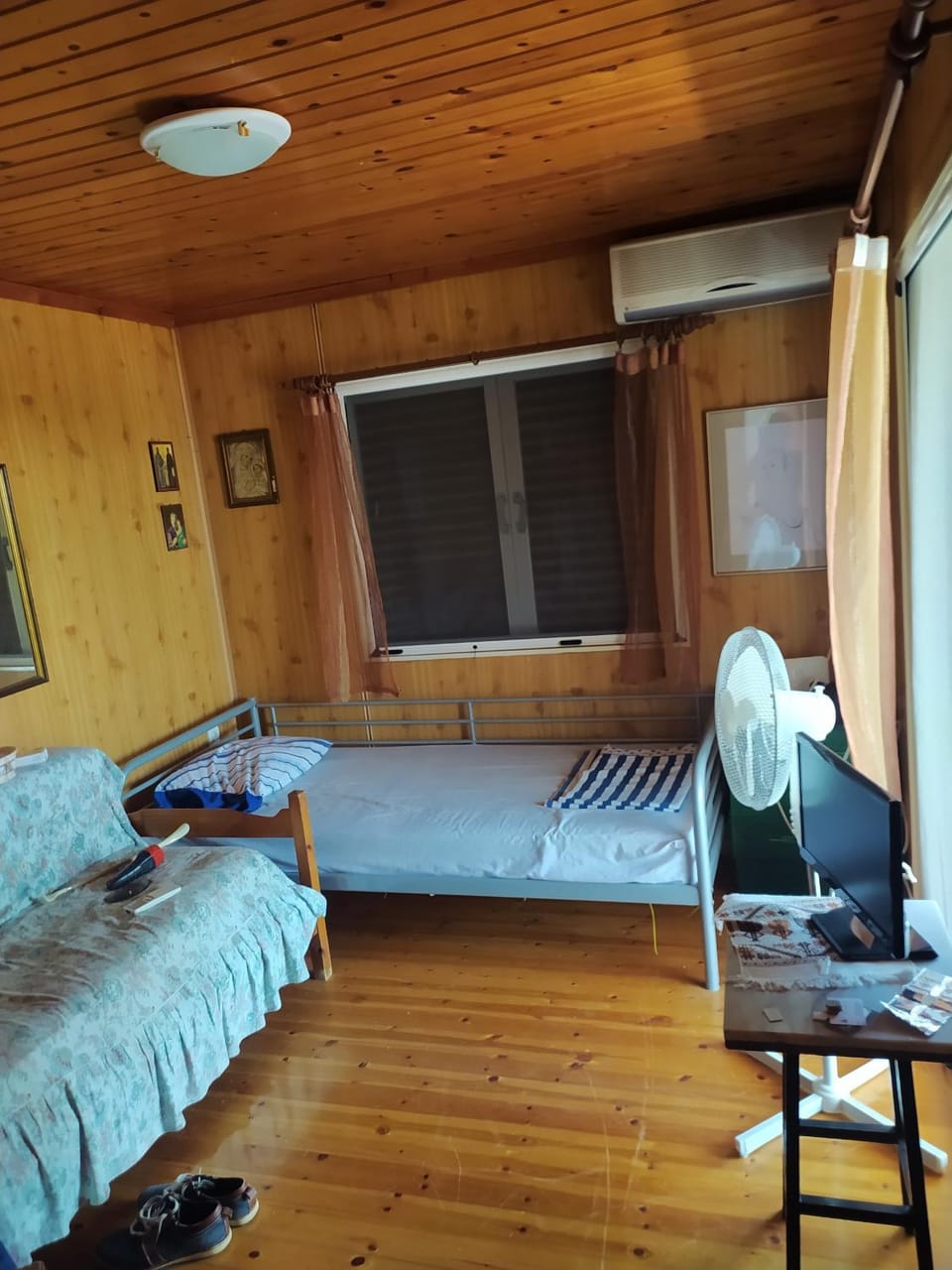 Photo of the whole room, Seating area, hair dresser