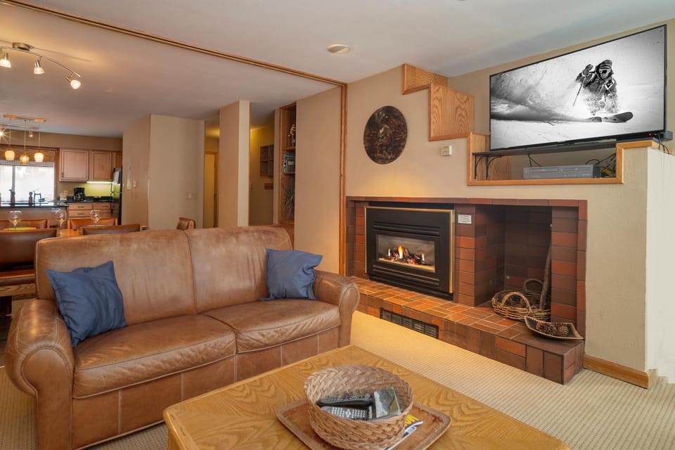 Bed, TV and multimedia, Kitchen or kitchenette, Living room, Seating area, fireplace, furniture