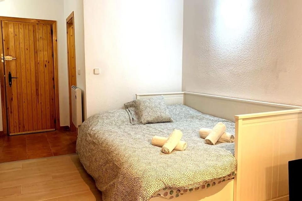 Bedroom, towels