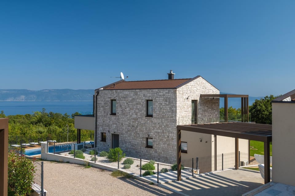 Property building, Natural landscape, Sea view, Swimming pool