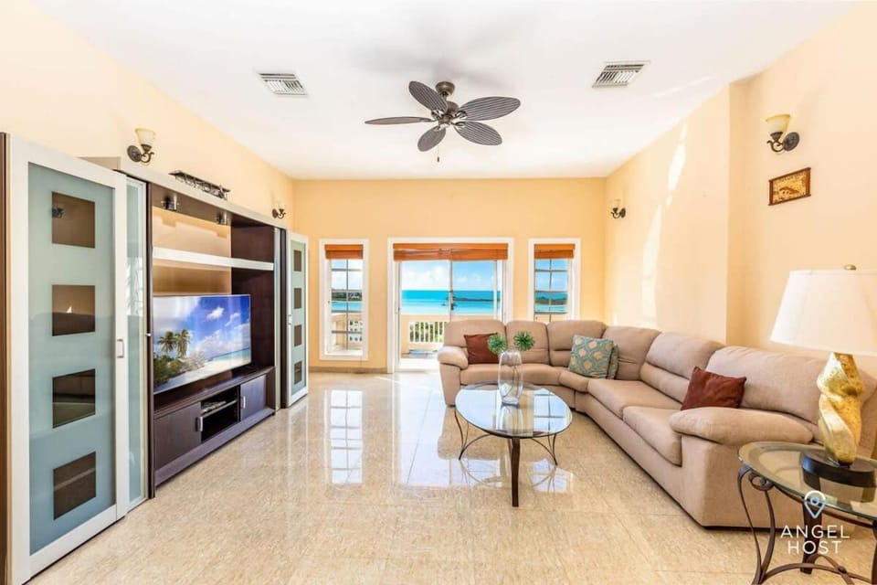 Breathtaking Chalk Sound Private Pool Sunset Villa Apartment in Turks and Caicos Islands