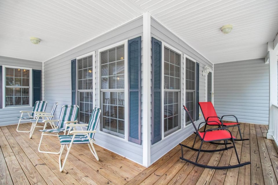 Three Seas House in Oak Island
