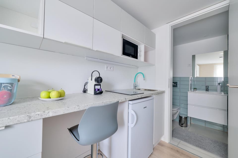Kitchen or kitchenette, minibar