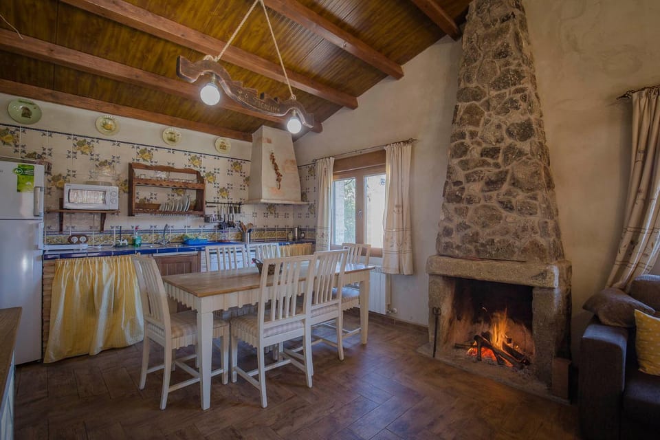 Kitchen or kitchenette, Dining area, flat iron, pet friendly, stove