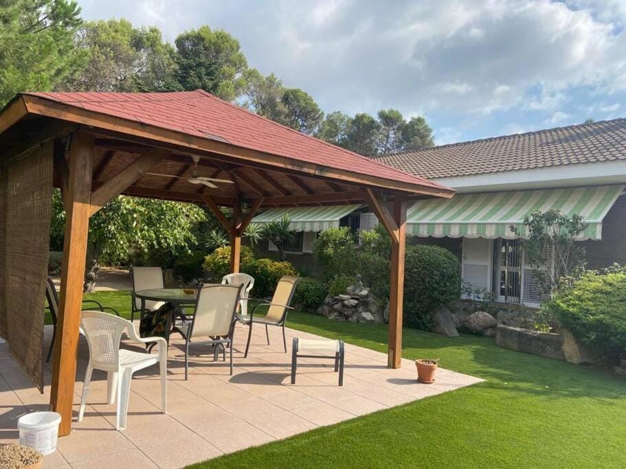 Property building, Patio, Day, Garden, Garden view