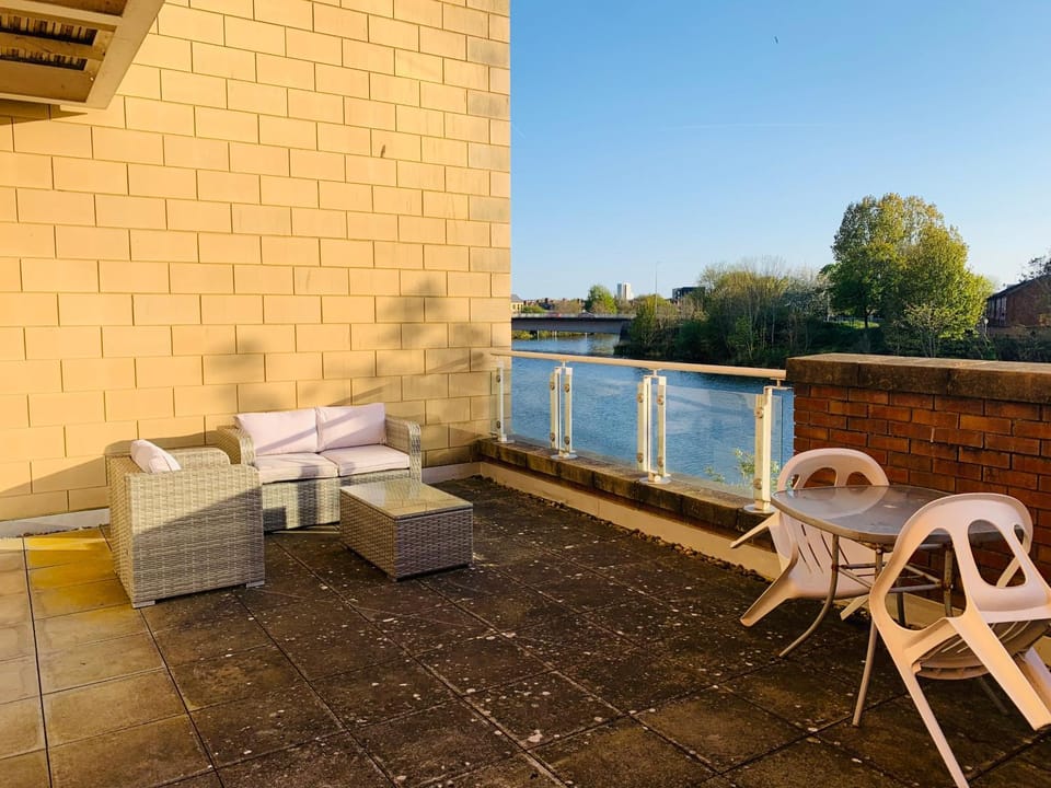 Patio, View (from property/room), Balcony/Terrace, Seating area, River view