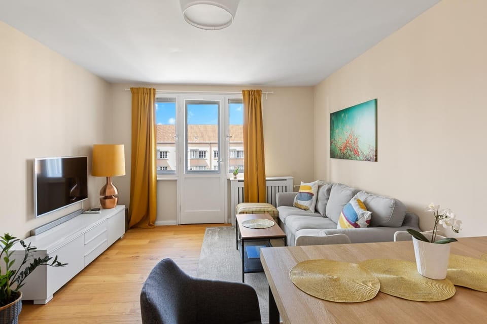TV and multimedia, Living room, Photo of the whole room, Seating area, Evening entertainment