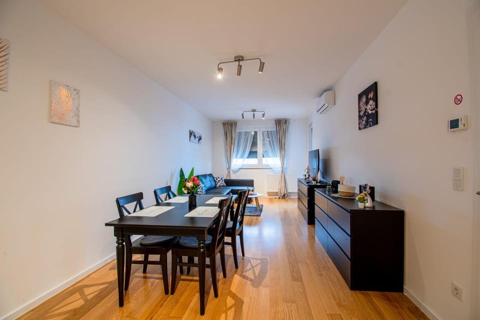 Kitchen or kitchenette, Living room, Seating area, Dining area